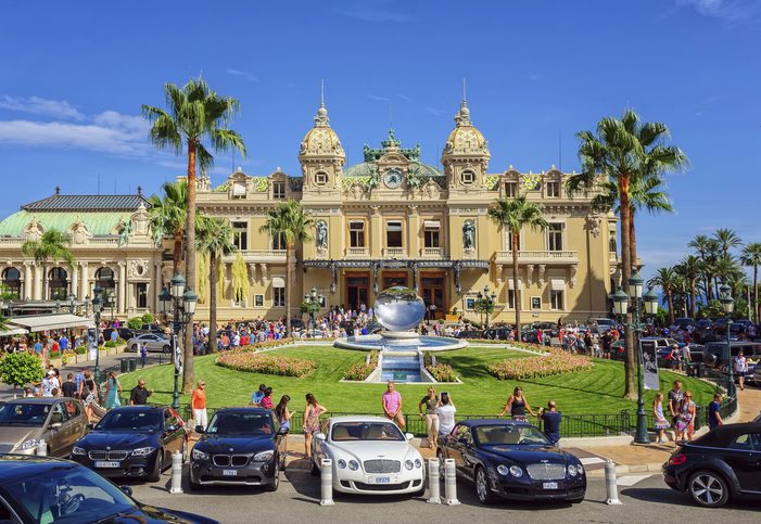 Casino Monte-Carlo - Elegantní budova známá z filmů a knih s exkluzivním kasinem a představeními, Monako
