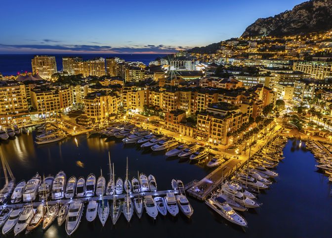 Večerní přístavní město Monte Carlo, Monako