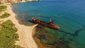 Dimitrios Shipwreck – Prohlédněte si záhadný vrak lodi, uvízlý v mělké vodě u pěkné pláže Valtaki. Gythio, Řecko