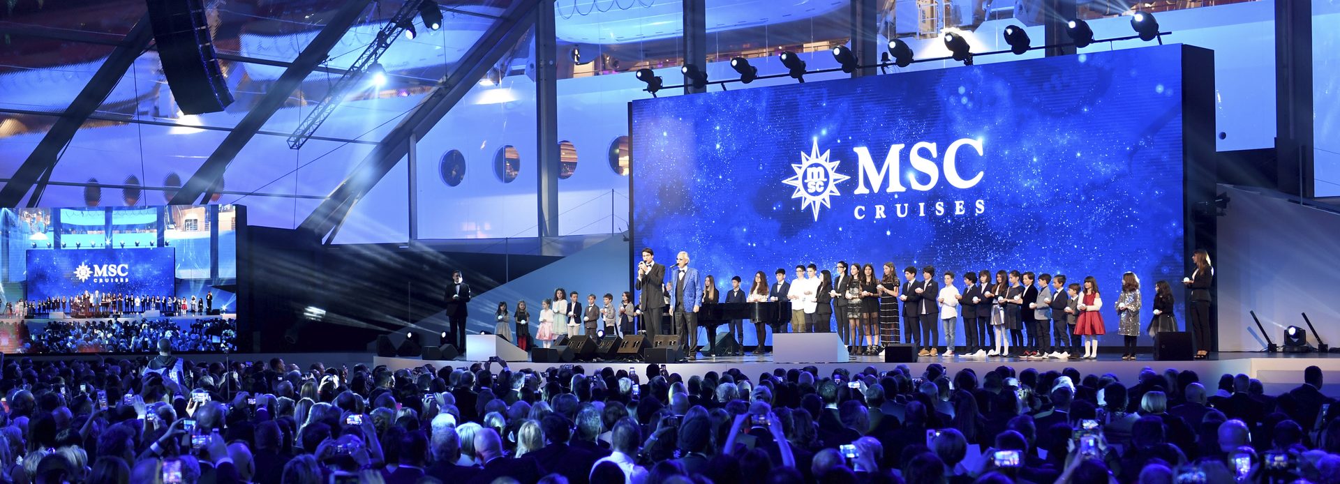 Krstila sa MSC Bellissima a my sme (spoločne so Sophiou Lorenovou) boli pri tom Krstila sa MSC Bellissima a my sme (spoločne so Sophiou Lorenovou) boli pri tom