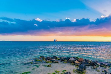 Aperitív pri západe slnka pri ostrove Aruba