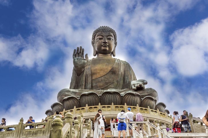 Tian Tan Buddha (Big Buddha) – Vystoupejte k 34 metrů vysoké bronzové soše Buddhy. Socha byla postavena v 90. letech minulého století a má symbolizovat harmonický vztah mezi člověkem a přírodou. Hong Kong