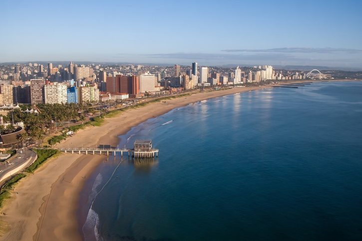 Durban – letecký pohľad na pláž, mólo a panorámu hotelov.
