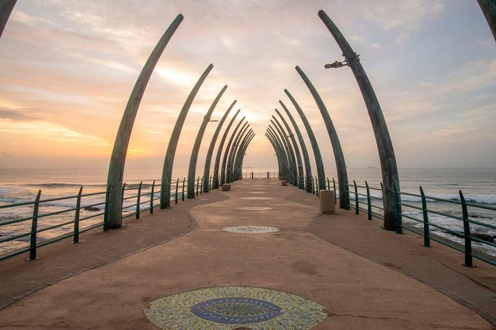 Durban - Východ slnka pri móle z veľrybích kostí.