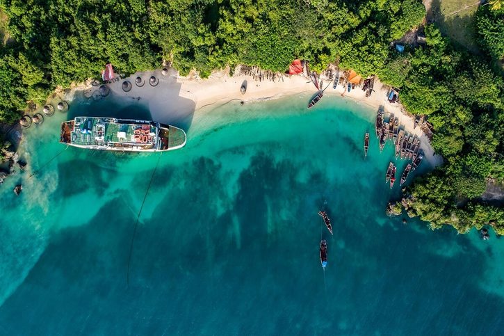 Zanzibar – Piesočnatá pláž ostrova Prison Island.