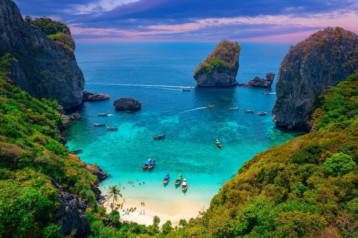 Phuket – Letecký pohľad na tyrkysovú lagúnu a bielu piesočnatú pláž Nui.