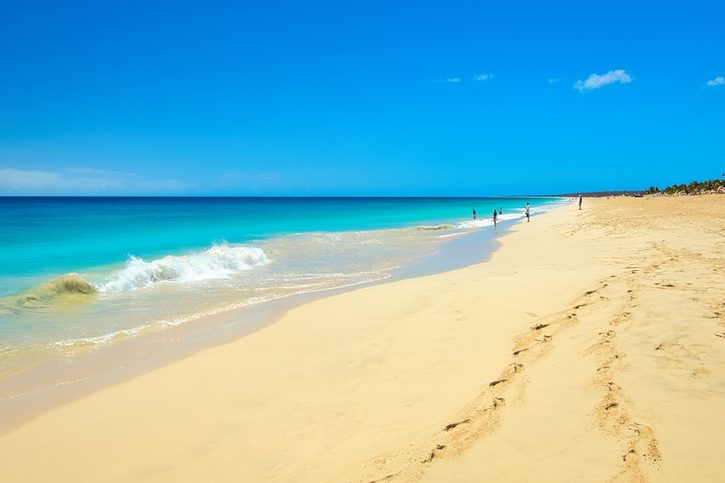 Boa vista - Piesočná pláž s tyrkysovým morom.