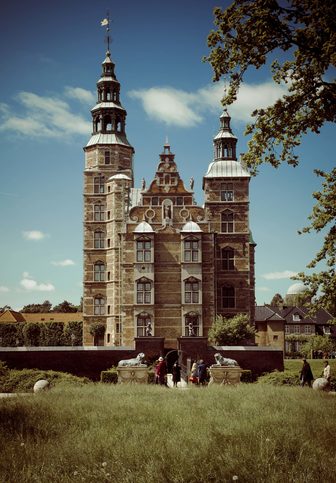 Zámek Rosenborg - byl postaven v roce 1606 ve stylu nizozemské renesance, tehdejším typickém stylu dánských budov. Několikrát byl rozšířen, Kodaň, Dánsko