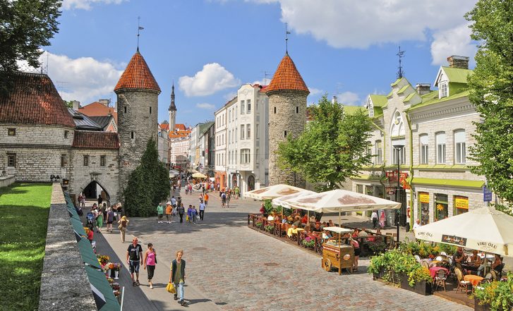 Dvě věže Viru Gate ve starém městě Tallinn, Estonsko