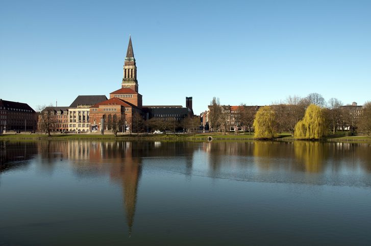 Centrum města Kiel s radnicí, operou a malým Kielem, Německo