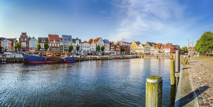 Krásný výhled na staré město Husum, hlavní město Nordfriesland a rodiště německého spisovatele Theodor Storm, ve Šlesvicku-Holštýnsku, Německo