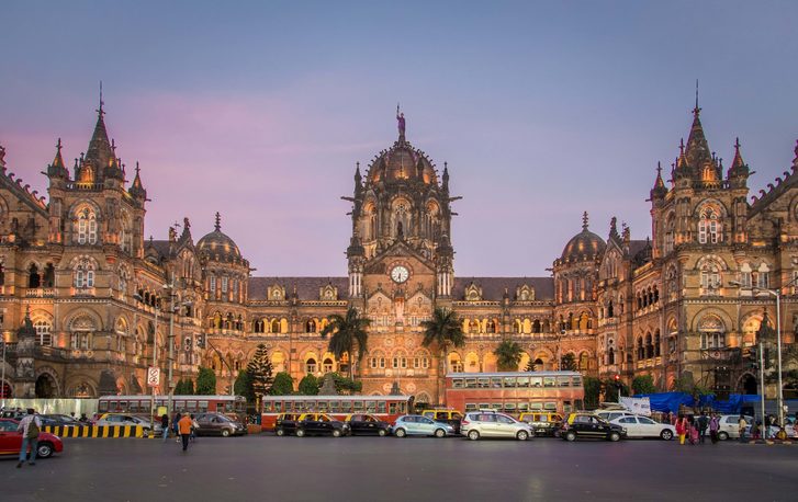 nejrušnějších indických nádraží, vystavěných ve stylu gotického obrození v 19. století.