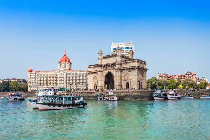 Brána Indie a v pozadí hotel Taj Mahal Palace, Bombaj