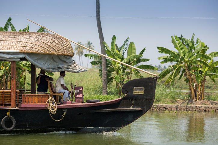 Kerala Backwaters – Projeďte se na tradiční loďce po spletité síti kanálů, řek a jezer, obklopených palmami a rýžovými políčky