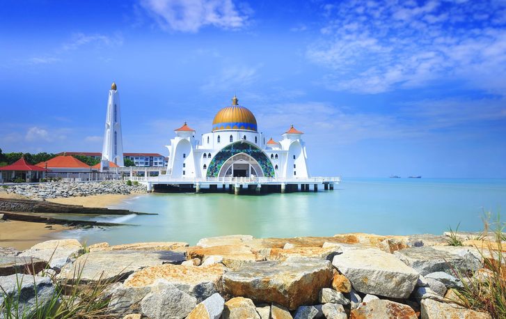 Melaka Straits Mosque - mešita je umístěná na umělém ostrově Malacca, Malajsie