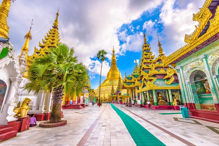 Shwendagon Pagoda – Nechte se okouzlit 99 metrů vysokou stúpou nejposvátnější buddhistické pagody země, pokrytou 11 tunami zlata a 4,5 tisíci diamanty, Yankoun, Myanmar