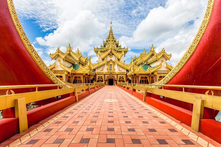 Karaweik palác v Rangúnu, Myanmar
