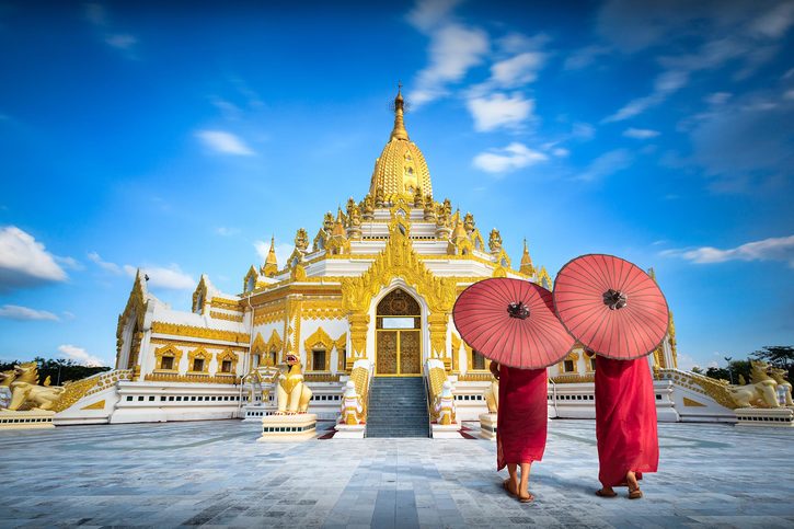 Pagoda Swe Taw Myat neboli „Buddha Tooth Relic Pagoda“ je jedním z nejposvátnějších uctívání v Yangonu. Mnoho cestujících při cestování Myanmarem si vybralo Swe Taw Myat Pagoda jako první cíl. Tento chrám není příliš velký, ale opravdu pěkný s krásnou architekturou