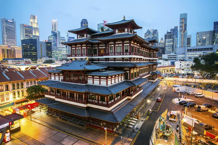 Buddha Toothe Relic Temple v čínské čtvrti v Singapuru, s obchodní čtvrtí Singapuru v pozadí