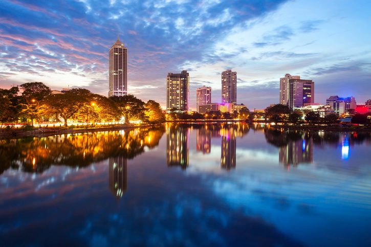 Beira jezero a Colombo panorama města pohled při západu slunce. Beira jezero je jezero v centru Colombo na Srí Lance