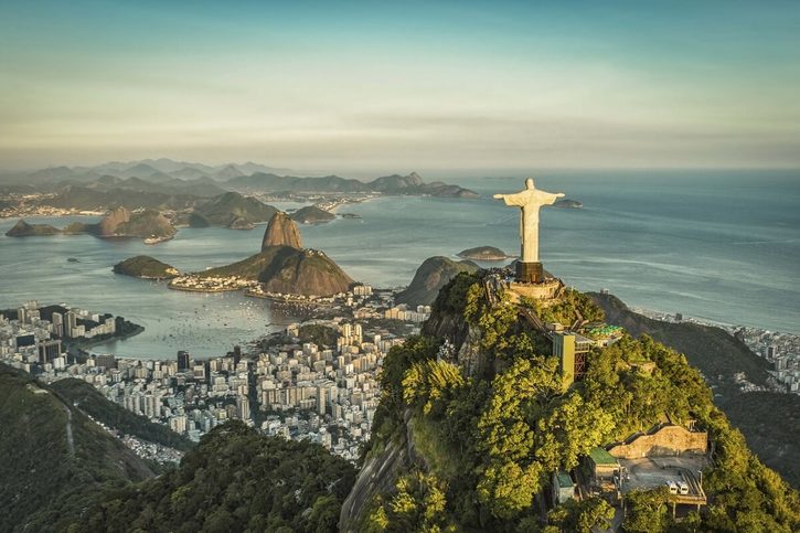 Rio de Janeiro - Letecký pohľad na sochu Krista Spasiteľa na vrchole hory Corcovado
