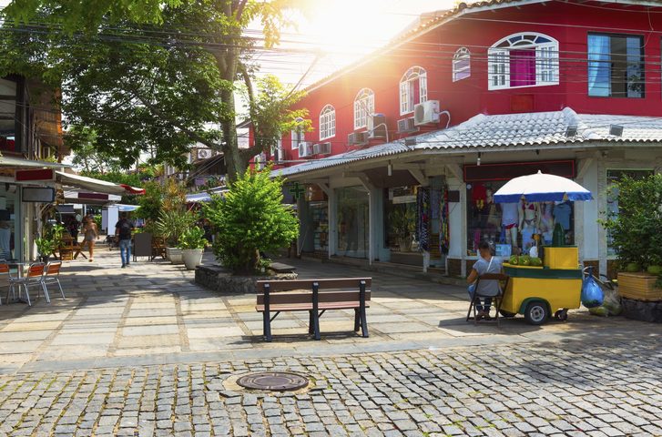 Rua das Pedras – Projděte se po dlážděné hlavní ulici Búziosu a užijte si noční život, nakupování a některou z mnoha výborných restaurací.