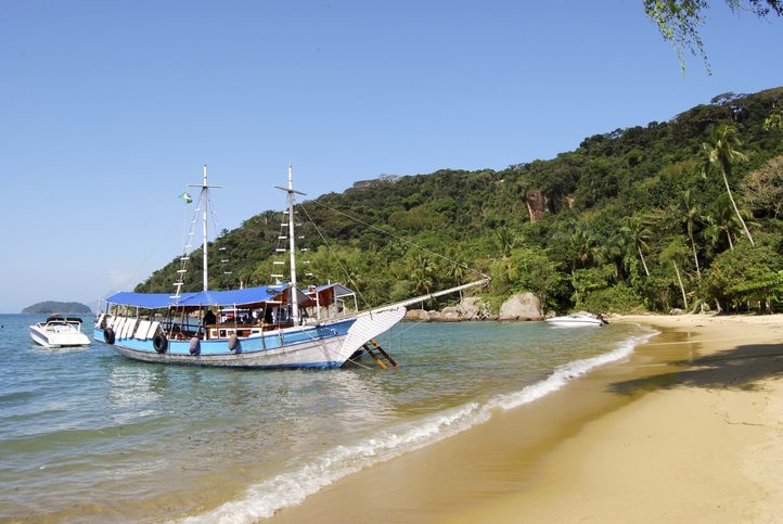 Plachetnice na pláži Lopes Mendes Beach, Rio de Janeiro, Brazílie