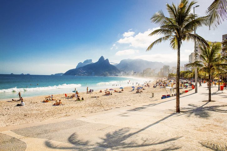 Pláž Ipanema v Rio de Janeiru. Jedna z nejkrásnějších pláží nabízející lákavou kombinaci plážového života, barů a butiků. Brazílie