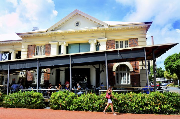 Cairns Regional Gallery cafe - místo pro výstavy historického a současného umění předních národních i mezinárodních umělců