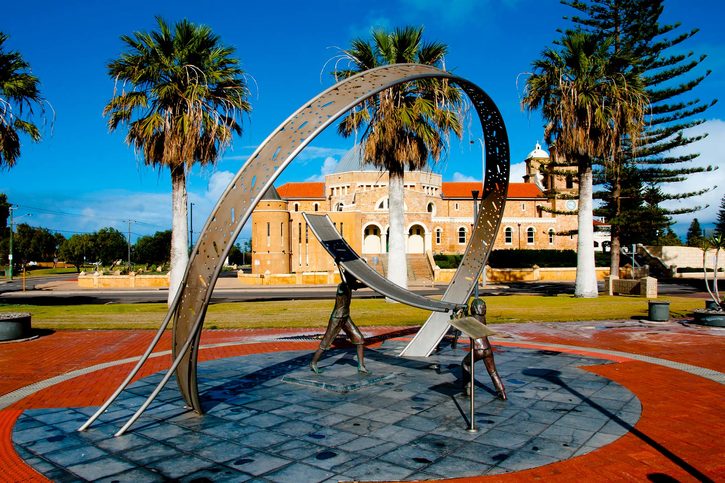 Socha slunečních hodin v blízkosti divadla Queens Park Theatre, Geraldton, Austrálie