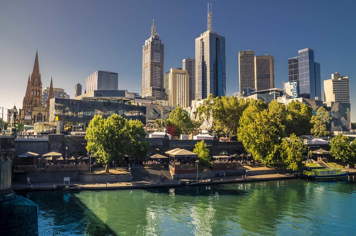 Pohled na mrakodrapy a řeku Yarra, Melbourne, Austrálie