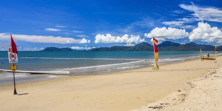 Yorkeys Knob Beach - Projděte se po překrásné písčité pláži na břehu Korálového moře, koupejte se, vyrazte surfovat nebo jen tak relaxujte ve stínu palem