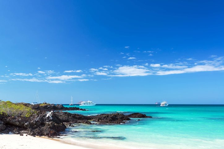 Bacha Beach a nedotčená voda na ostrově Santa Cruz na ostrově Galapágy v Ekvádoru