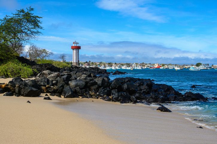 Pohled na přístav v Puerto Baquerizo, Galapágy, San Cristobal