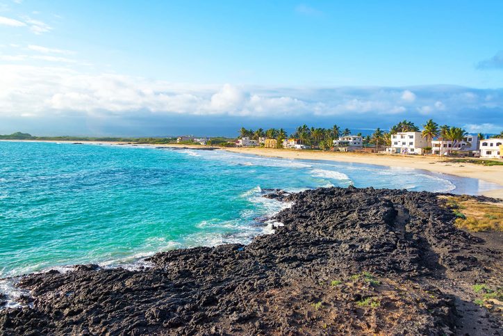 Pohled na pláž Puerto Villamil na ostrově Isabela na Galapágských ostrovech v Ekvádoru