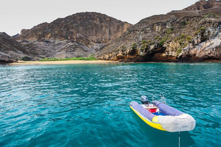 Gumový člun s motorem připravený pro turisty v Punta pitt, Galapágy