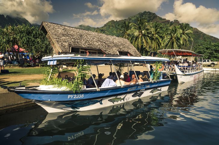 Pohled na turistické lodě, Moorea, Francouzská Polynésie