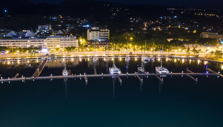 Krásný večerní pohled na přístav v Moorea, Francouzská Polynésie