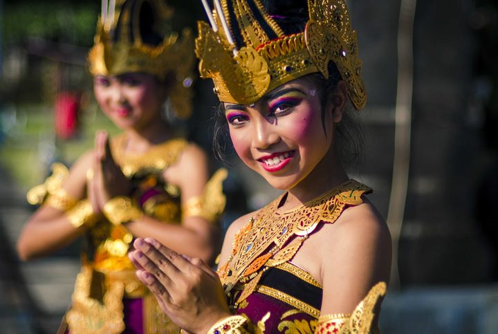 Balijské ženy v tradičních kostýmech - sarong