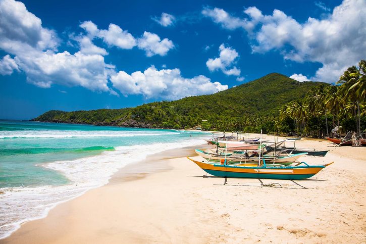 Tradiční lodě na pláži Sabang, Puerto Princesa, Palawan ostrov. Filipíny