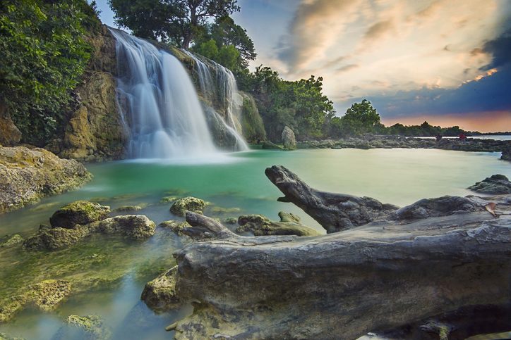 Vodopád ležící v Indonésii, Surabaya při západu slunce