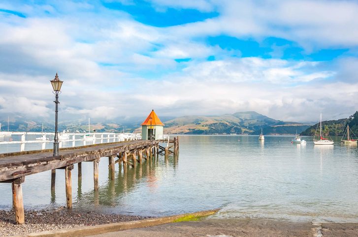 Malebné molo na předhůří turistického města Akaroa