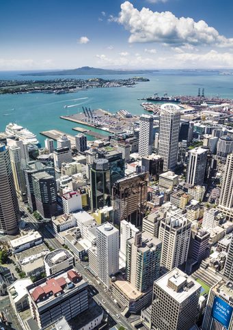 Panorama Aucklandu s městskou centrální obchodní čtvrtí a přístavními jeřáby