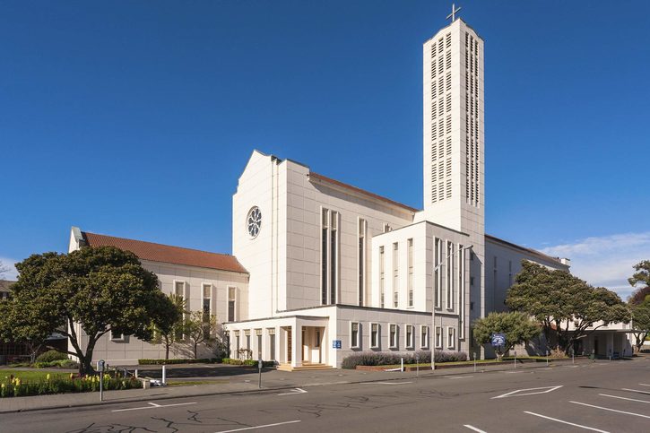Waiapuská katedrála sv. Jana evangelisty a Taitská fontána v Napieru, Nový Zéland