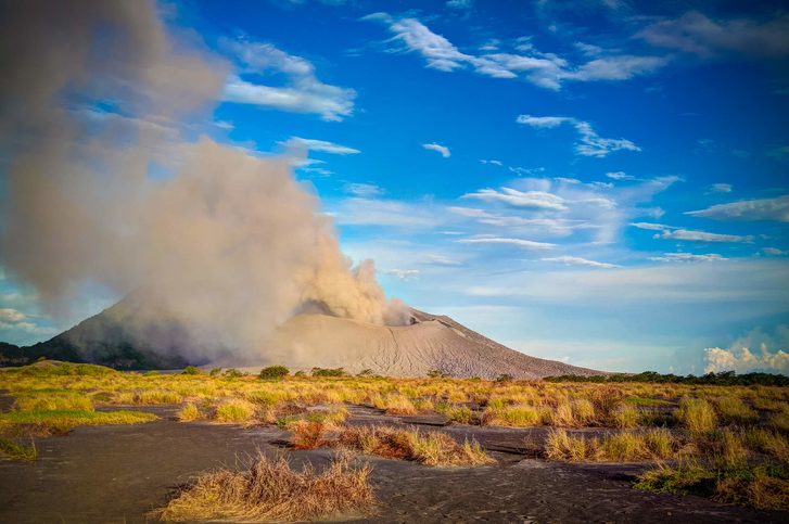 Erupce sopky Tavurvur u Rabalie, Papua Nová Guinea