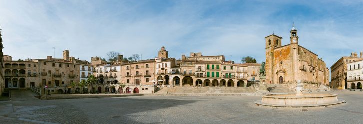 Panoramatický výhled na Plaza Mayor u Trujilla. Kostel svatého Martina a socha Fransisca Pisarra