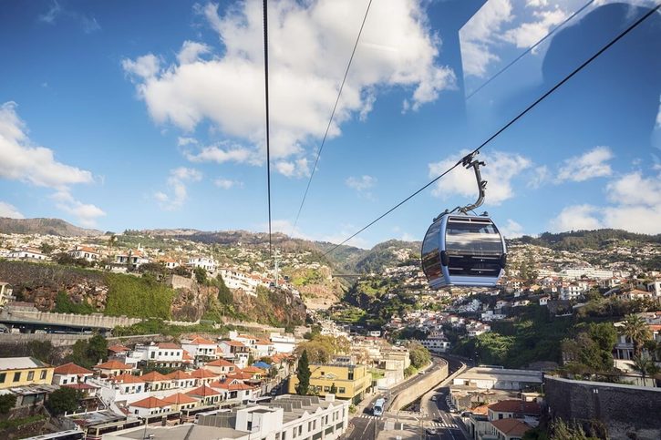 Funchal – Kabínková lanovka nad strechami mesta.