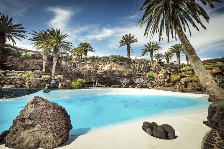 Lanzarote - Umelá lagúna v areáli Jameos del Agua.