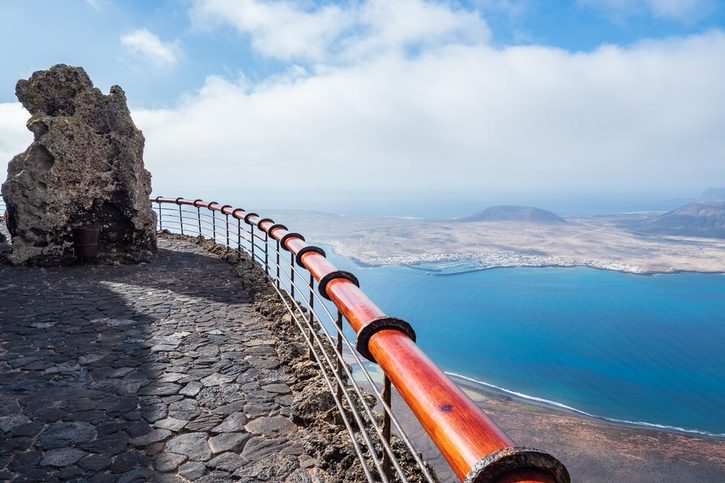 Lanzarote - Výhľad na ostrov La Graciosa z vyhliadky Mirador del Rí