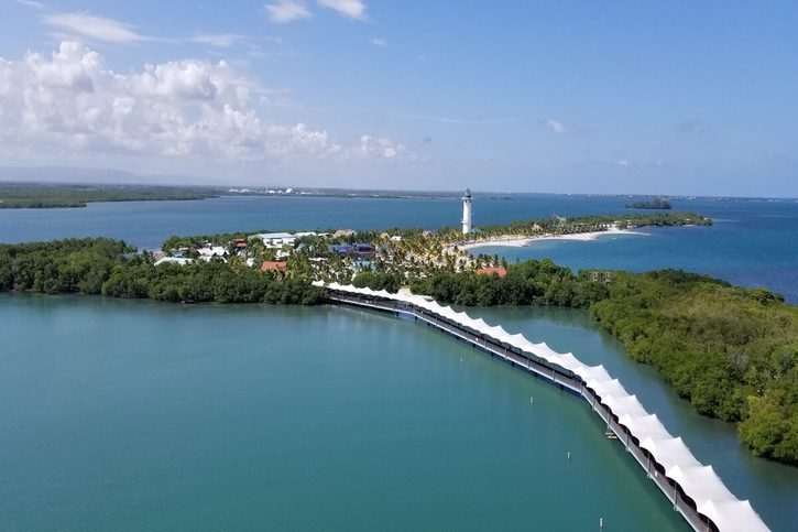 Harvest Caye – ostrov uprostred pokojnej tyrkysovej vody Karibiku.